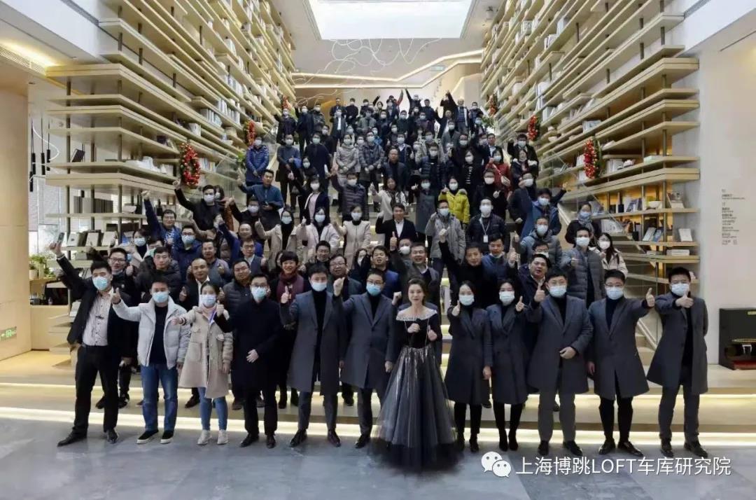 奉节全国一百多人在华侨城汉口道6号参观研讨LOFT专利车库技术！